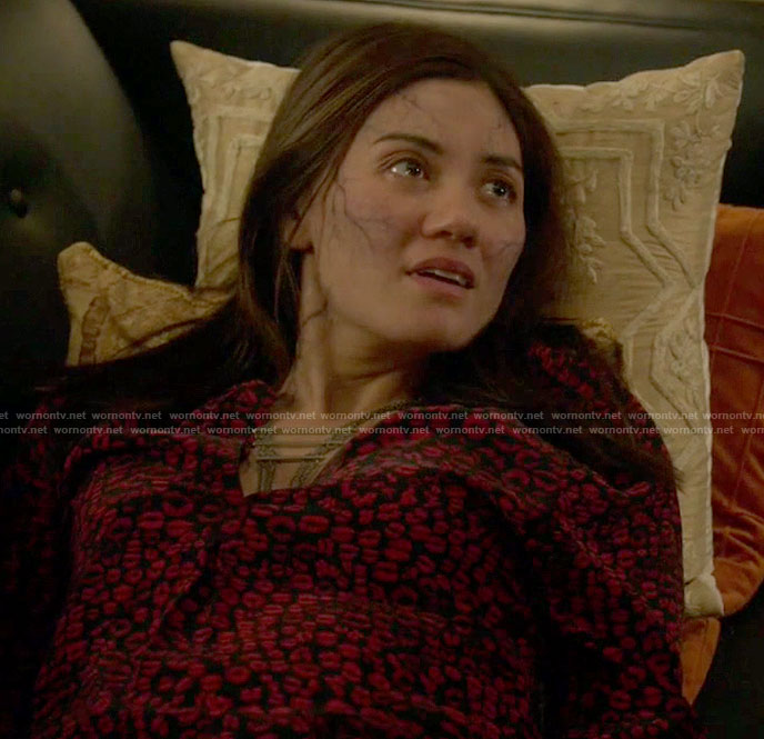 Dot’s black lip-print shirt on Shadowhunters