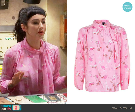Topshop He Loves Me Not Silk Blouse worn by Mandy Baxter (Molly Ephraim) on Last Man Standing
