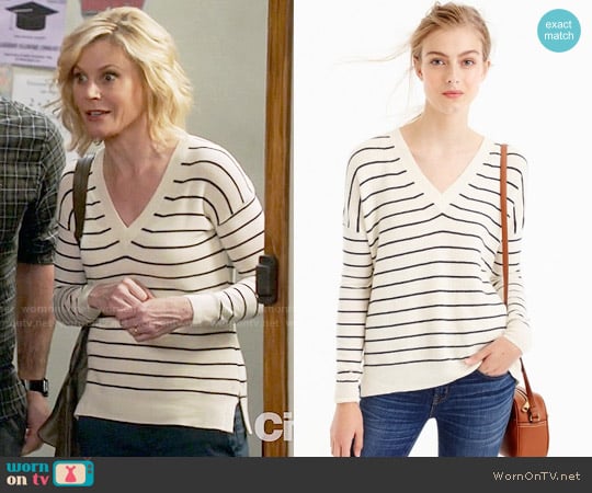 J.Crew Striped V-neck sweater in merino wool-cotton worn by Claire Dunphy (Julie Bowen) on Modern Family