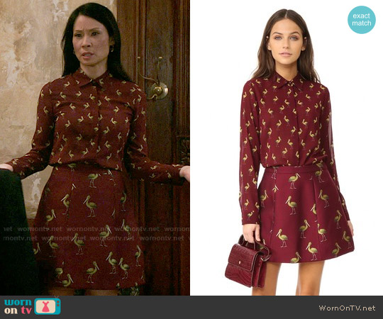 Alice + Olivia Willa Shirt in Pelican Paradise worn by Joan Watson (Lucy Liu) on Elementary
