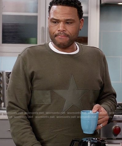 Andre’s green star sweatshirt on Black-ish