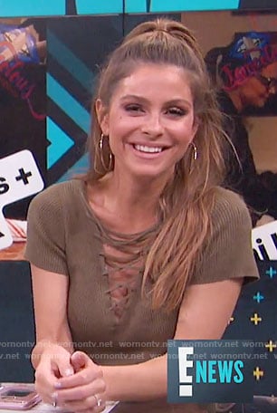 Maria’s green lace-up top and buttoned skirt on E! News
