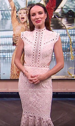 Catt’s off-white lace midi dress on E! News
