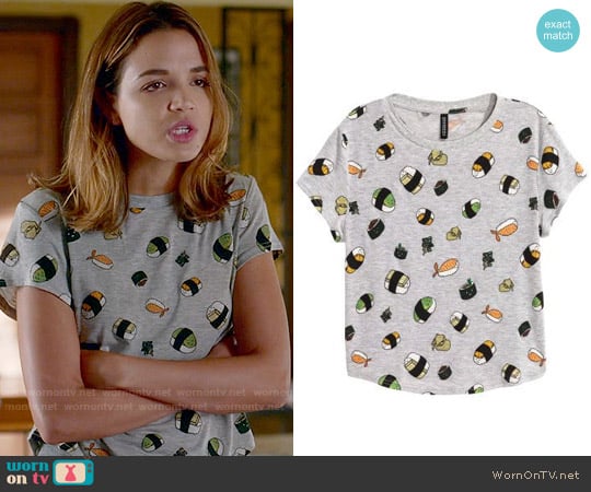 H&M T-shirt with Printed Design in Gray/Sushi worn by Cassandra (Georgie Flores) on Famous in Love