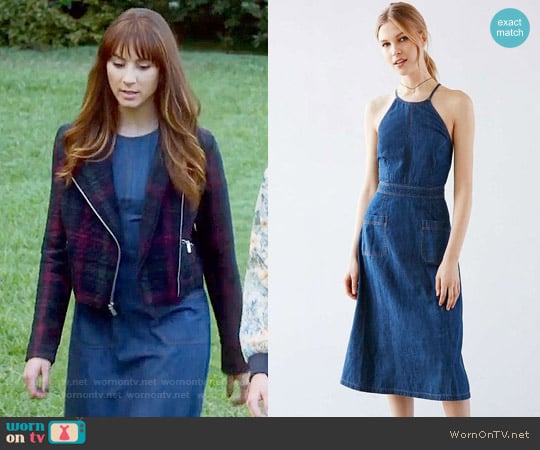 Kimchi Blue at Urban Outfitters Aubrie Denim Apron Midi Dress worn by Spencer Hastings (Troian Bellisario) on Pretty Little Liars