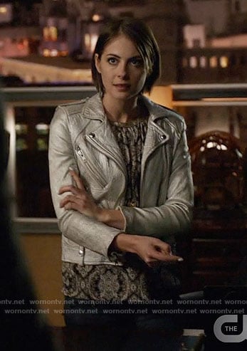 Thea’s printed top and silver moto jacket on Arrow