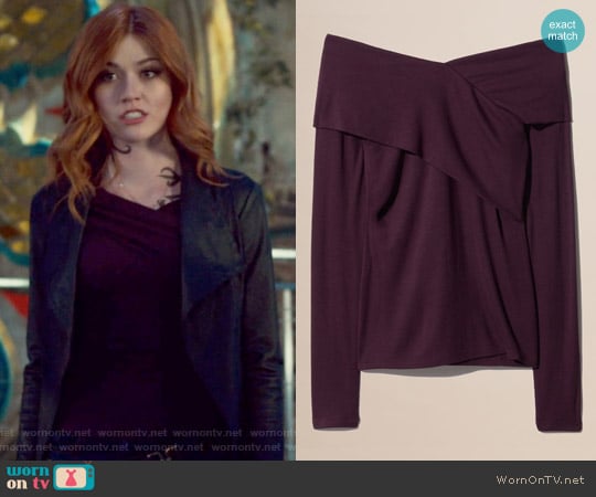 Babaton Phil T-shirt worn by Clary Fray (Katherine McNamara) on Shadowhunters