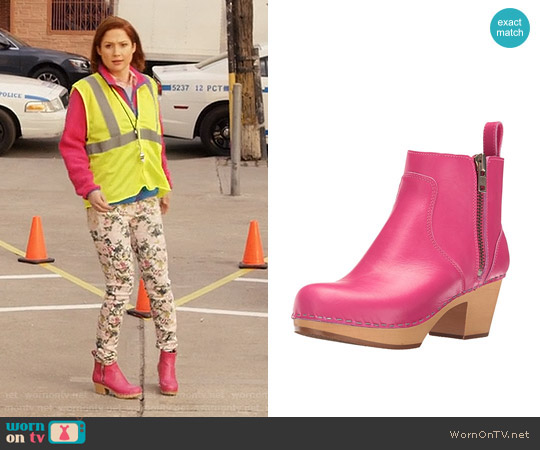 Swedish Hasbeens Zip IT Emy Ankle boot in Pink worn by Kimmy Schmidt (Ellie Kemper) on Unbreakable Kimmy Schmidt