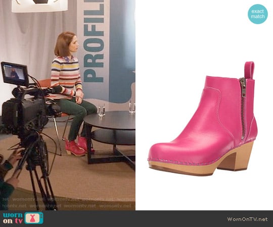 Swedish Hasbeens Zip IT Emy Ankle boot in Pink worn by Kimmy Schmidt (Ellie Kemper) on Unbreakable Kimmy Schmidt