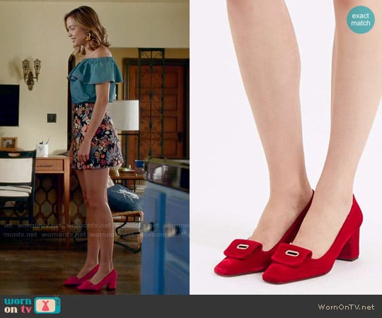 Topshop Velvet Low Heel Courts worn by Cassandra (Georgie Flores) on Famous in Love