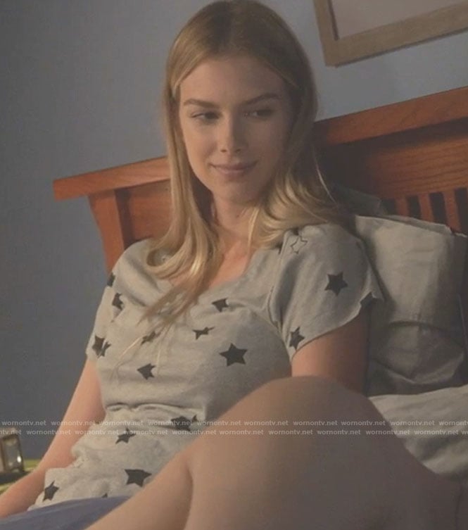 Kirsten’s grey star print t-shirt on Stitchers