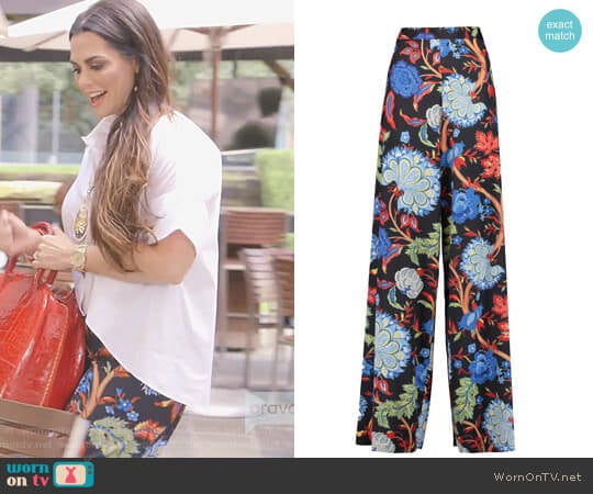 Alice + Olivia Elinor Printed Satin Wide-Leg Pants worn by D’Andra Simmons on The Real Housewives of Dallas