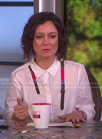 Sara’s white belt print top on The Talk