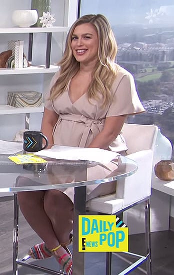 Carissa’s ivory tie waist maternity dress on E! News Daily Pop