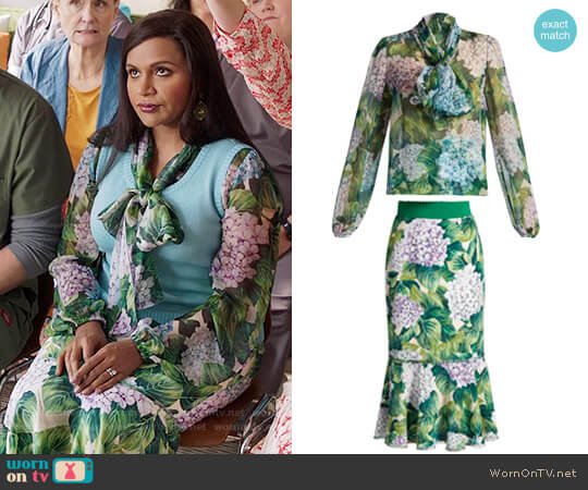 Dolce & Gabbana Hydrangea Print Silk-Chiffon Blouse worn by Mindy Lahiri (Mindy Kaling) on The Mindy Project
