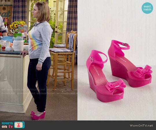 A Joy to Be Bold Wedge in Fuchsia from Modcloth worn by Kimmy Gibbler (Andrea Barber) on Fuller House