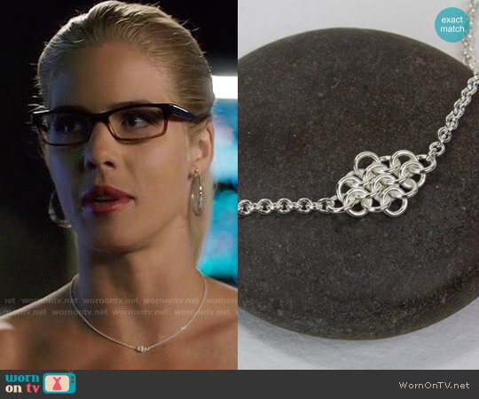 Femailler Simple Sideways Rhombus Necklace worn by Felicity Smoak (Emily Bett Rickards) on Arrow