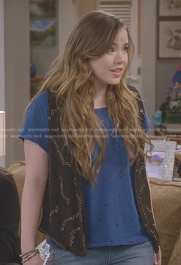 Kendra’s blue star print t-shirt on Kevin Can Wait
