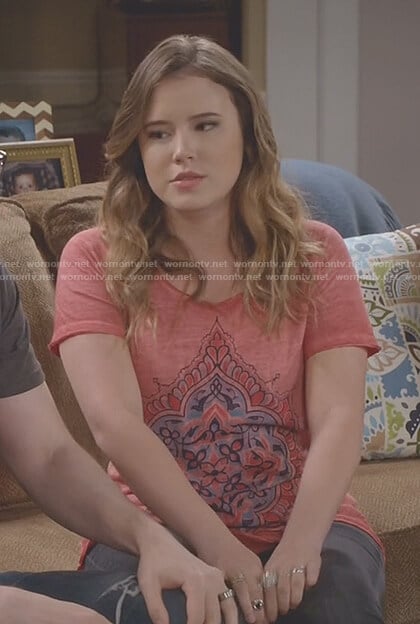 Kendra’s pink flower print t-shirt on Kevin Can Wait
