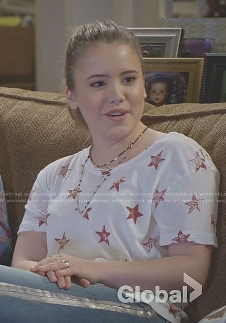Kendra’s white star print t-shirt on Kevin Can Wait