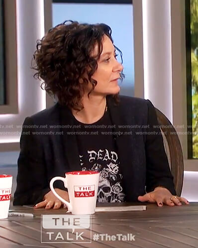 Sara’s black skull print t-shirt on The Talk