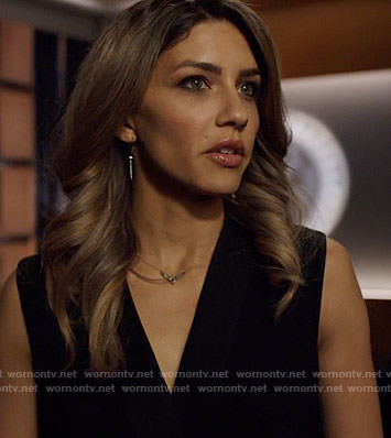 Dinah’s v necklace and spike earrings on Arrow