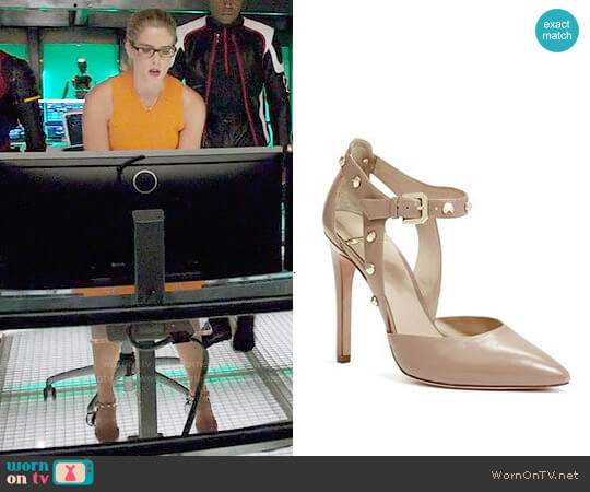 Guess Bobbie Pumps in Nude worn by Felicity Smoak (Emily Bett Rickards) on Arrow