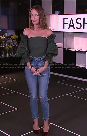 Catt’s green off-shoulder balloon sleeve top and jeans on E! News