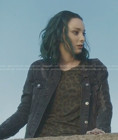 Lorna’s green leopard print t-shirt on The Gifted