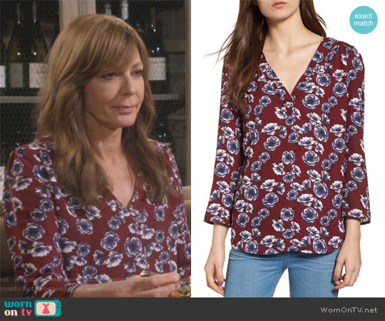 Hinge Print V-Neck Top worn by Bonnie Plunkett (Allison Janney) on Mom