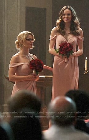 Felicity and Caitlin’s bridesmaid gowns on Supergirl / The Flash / Arrow