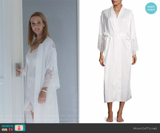 Flora Nikrooz Ivy Lace-Trimmed Robe worn by Leslie Dean (Annie Wersching) on Marvels Runaways