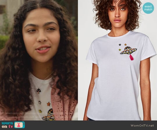 Zara UFO Patch T-Shirt worn by Molly Hernandez (Allegra Acosta) on Marvels Runaways