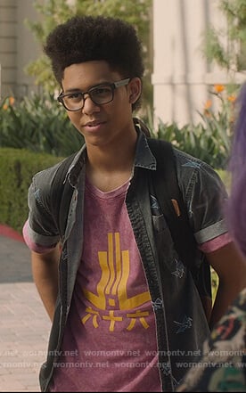 Alex’s black crane print shirt on Marvel’s Runaways