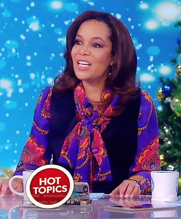 Sunny’s blue floral print neck tie top on The View