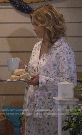 DJ’s Eiffel Tower print pajamas on Fuller House