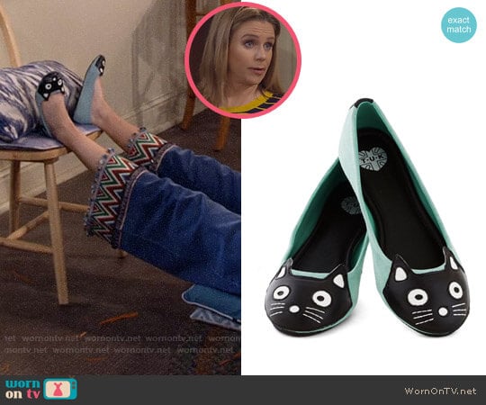 Up Your Alley Cat Flat from Modcloth worn by Kimmy Gibbler (Andrea Barber) on Fuller House