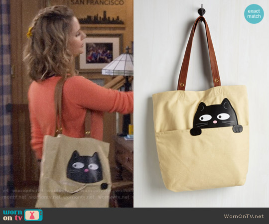 Modcloth Got One Friend in My Pocket Tote in Black Cat worn by Kimmy Gibbler (Andrea Barber) on Fuller House