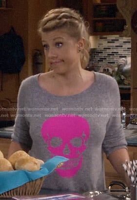 Stephanie’s grey sweater with pink skull on Fuller House