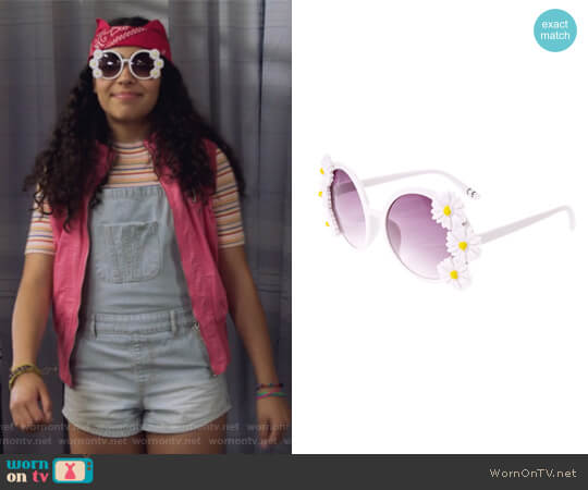 Claires White Daisy Sunglasses worn by Molly Hernandez (Allegra Acosta) on Marvels Runaways