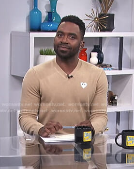 Justin’s beige v-neck sweater on E! News Daily Pop
