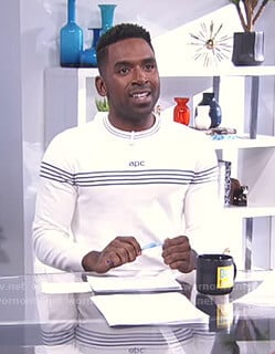 Justin’s white logo sweatshirt on E! News Daily Pop