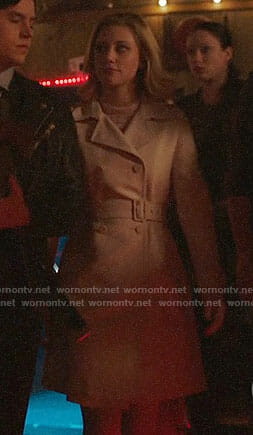 Betty’s cream trench coat on Riverdale