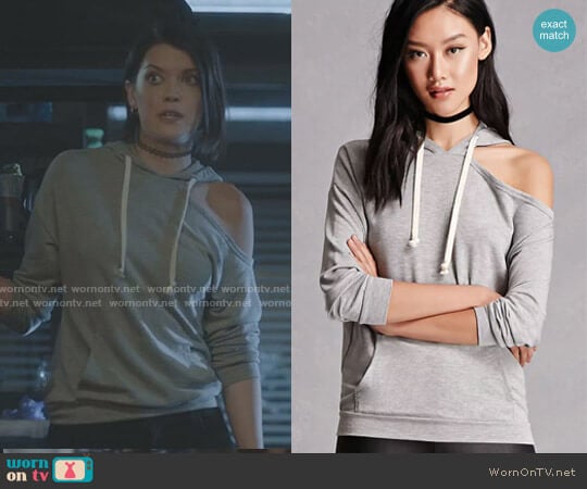 Forever 21 One-Shoulder Heathered Hoodie worn by Sage (Hayley Lovitt) on The Gifted