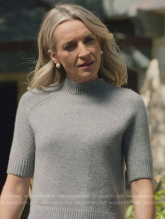 Janet’s gray short sleeve sweater on Marvel’s Runaways