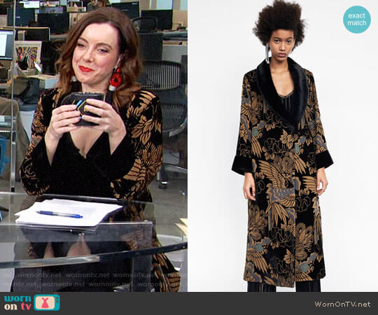 Zara Devore Velvet Kimono worn by Melanie Bromley on E! News