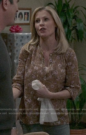 Claire’s brown floral top on Modern Family