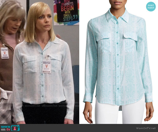 Equipment Slim Signature Shirt in Bright White Dusty Blue worn by Jill Kendall (Jaime Pressly) on Mom