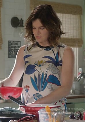 Heather’s floral print sleeveless top on Life in Pieces