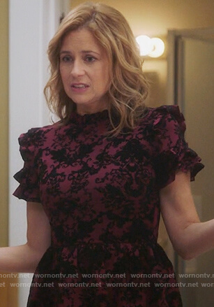 Lena’s floral print ruffle sleeve dress on Splitting Up Together